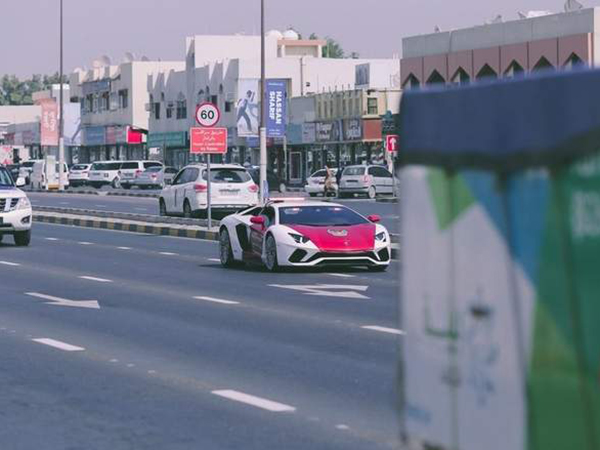 شرطة دبي تضم سيارة طراز لامبورغيني أفينتيدور لأسطولها الخاص!